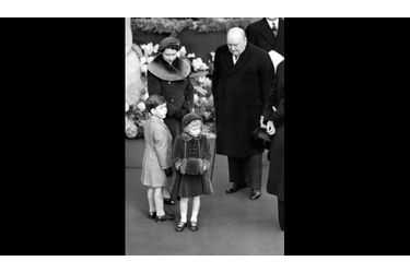 Le Premier ministre Winston Churchill, mentor politique de la reine, ici accompagnée de Charles et Anne - photo non datée, entre 1952 et 1955.