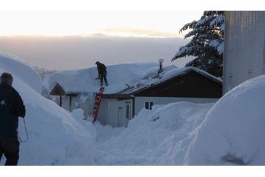 <br />
Un homme déblaye son toit à Cordova, en Alaska, après des chutes record de neige. L’état a mobilisé l’armée pour aider les villes les plus touchées. 
