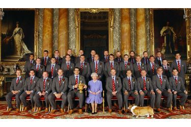 Avec l'équipe d'Angleterre championne du monde de Rugby en 2003 à Buckingham - parmi eux Mike Tindall, futur époux de sa petite-fille Zara...