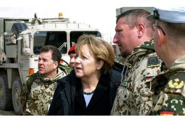 Angela Merkel a effectué ce lundi une visite surprise en Afghanistan, a annoncé un porte-parole du gouvernement allemand. La chancelière d&#039;Allemagne s&#039;est rendue auprès des forces allemandes stationnées à Mazar-e-Sharif, dans le nord de l&#039;Afghanistan. Elle souhaitait aussi effectuer une visite auprès des forces déployées à Kundus mais le mauvais temps l&#039;a contrainte à renoncer.