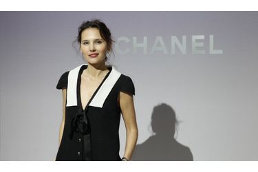La comédienne Virginie Ledoyen pose, mardi, lors de la présentation de la collection de prêt-à-porter Chanel.