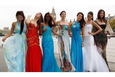 De gauche à droite, Miss Singapour May Hsu, Miss Pérou Odilia Pineda, Miss Mauritanie Marie Nagapen, Miss Panama Irene Nunez, Miss Paraguay Nicole Vera, Miss Lettonie Alisa Miskovska, et Miss Egypte Donia Solima.