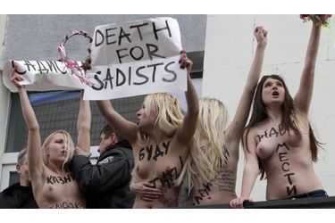Les activistes de l&#039;organisation Femen ont manifesté jeudi à Kiev, en Ukraine. L&#039;objet de leur courroux: le procès de trois hommes accusés d&#039;avoir violé, étranglé puis brûlé une femme.