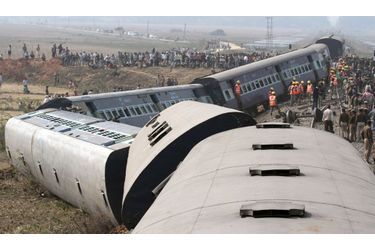 La collision vendredi entre un train de voyageurs et un véhicule des travaux de construction à un passage à niveau, près du chef-lieu de l'Etat de Guwahati en Inde a fait au moins 15 morts.