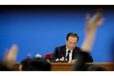 Le Premier ministre chinois Wen Jiabao prend des notes lors d’une conférence de presse à Pékin.