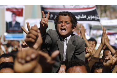 Un jeune garçon crie des slogans avec d’autres manifestants anti-gouvernementaux à Sanaa au Yémen. Ils réclament la libération de protestataires emprisonnés dans la ville.   