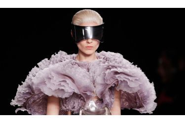 Une création Alexander McQueen, présenté par la directrice artistique Sarah Burton lors de la Fashion Week parisienne.