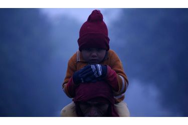 <br />
Un petit garçon porté dans son père à Noida, dans la banlieue de New Delhi. Les températures ont chuté dans la région, rapportent les médias locaux. 