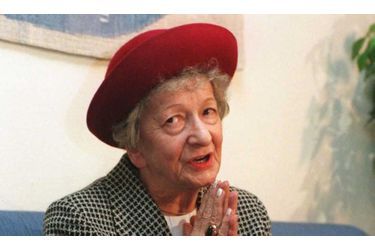 La poétesse polonaise Wislawa Szymborska, prix Nobel de littérature en 1996, est morte mercredi des suites d'un cancer de la gorge à l'âge de 88 ans. Surnommée "le Mozart de la poésie", elle s'est éteinte dans son sommeil, a précisé à l'agence de presse polonaise PAP son assistant, Michal Rusinek. Wislawa Szymborska, peu encline aux honneurs, avait accédé à la célébrité en devenant en 1996 prix Nobel de littérature, une récompense que trois Polonais seulement avait obtenue avant elle. Feu Vaclav Havel, dramaturge et dissident tchèque devenu président après la révolution de velours, parlait d'elle comme d'une "femme plaisante, sympathique et modeste".
