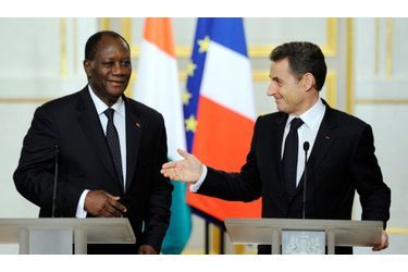 Les champs Elysées aux couleurs de l’Afrique. Au deuxième jour de sa visite d’Etat, le président ivoirien a été reçu jeudi par Nicolas Sarkozy et son épouse au palais présidentiel. Alassane Ouattara a demandé le retour des entreprises françaises en Côté d’Ivoire et fait appel au soutien de Paris pour obtenir un accord de désendettement avec le Fonds monétaire international (FMI) dès le premier trimestre. &quot;La France doit rester dans notre pays plus longtemps et de manière plus substantielle&quot;, a-t-il déclaré.  Un nouvel accord de défense bilatéral a été signé entre les deux puissances, prévoyant pour l&#039;essentiel une assistance à la refonte des forces de sécurité ivoiriennes. &quot;Maintenant, nous sommes de retour sur le chemin de la paix&quot;, a fièrement annoncé Alassane Ouattara.