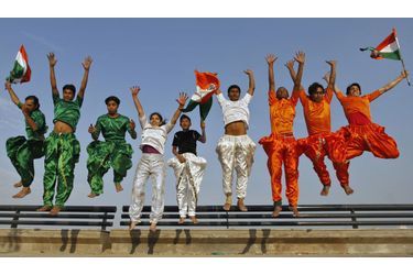 Un groupe d’écoliers arbore les couleurs du drapeau indien à l’occasion d’un défilé organisé pour le Jour de la République à Ahmedabad dans l’Ouest du pays.