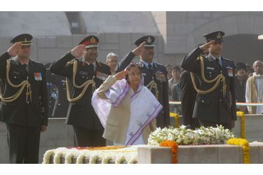 La présidente indienne Pratibha Patil observe deux minutes de silence à l'occasion du 64e anniversaire de la mort de Mahatma Gandhi, assassiné le 30 janvier 1948.