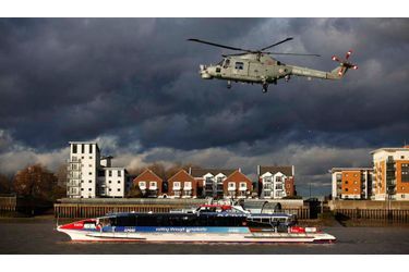 Un hélicoptère des Marines anglais survole la Tamise durant un exercice en vue des Jeux Olympiques de Londres.