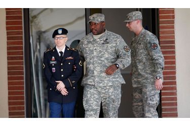 Bradley Manning quitte la cour de justice après une audience à Fort Meade, dans le Maryland. Le jeune soldat est accusé d’avoir fourni des documents confidentiels à Wikileaks.