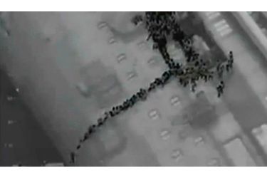 Cette image, capturée sur une vidéo tournée par un appareil des gardes côtes italiens, montrent les passagers sur le flanc du paquebot Costa Concordia, peu après qu'il se soit échoué à proximité de l'île de Giglio, le 14 janvier.