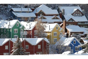 Des maisons recouvertes de neige lors du Festival du Film de Sundace à Park City, dans l’Utah.