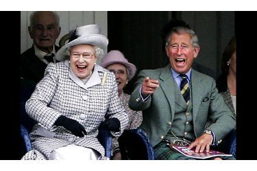 Éclats de rire complices entre la reine et son fils Charles, lors des Braemar Highland Games à Aberdeenshire, en Écosse, le 3 septembre 2006.
