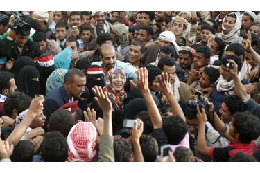 La co-lauréate du prix Nobel de la paix, la Yéménite Tawakul Karman est accueillie en héroïne par des manifestants anti-gouvernementaux lors d’un déplacement à Saana.