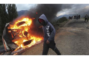 Dans le sud du Chili, des manifestants en colère ont brûlé un véhicule de la police anti-émeute, jeudi. Ils réclament des subventions pour l&#039;essence et un salaire minimum régional.