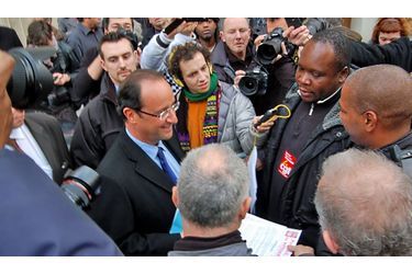 François Hollande a inauguré mercredi son QG de campagne, le «59», situé au 59 avenue de Ségur, à Paris. Des militants CGT avaient anticipé l'événement, se postant à la sortie pour interpeller le candidat socialiste à la présidentielle. Ce petit groupe de fossoyeurs municipaux en colère voulait s'adresser à François Hollande, déplorant de n'être pas entendu par le maire socialiste de Paris, Bertrand Delanoë. Dès sa sortie du numéro 59, les syndicalistes se sont précipités sur le candidat pour exiger, notamment, que le caractère insalubre de leur profession soit reconnu. François Hollande a écouté, d'un air patient, avant de prendre la parole. «Je vois que vous êtes bien renseignés», lance-t-il d'abord aux militants, qui ont en effet choisi un bon jour pour obtenir un maximum d'exposition médiatique. «Je parlerai à Bertrand Delanoë de vos revendications» La promesse vaut quelques acclamations à François Hollande. Trente secondes plus tard, il s'est déjà éclipsé.
