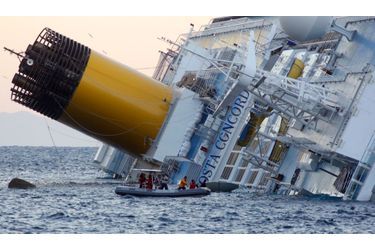 <br />
Les secours poursuivent l’effort de recherche sur le paquebot Costa Concordia qui s’est échoué dans la nuit de vendredi à samedi au large de la Toscane, faisant trois victimes et plusieurs dizaines de disparus. 