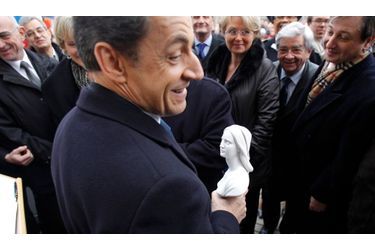 Nicolas Sarkozy a rendu hommage à Jeanne d’Arc lors d’un déplacement aux allures de pèlerinage, dans sa ville natale à Domrémy-la-Pucelle (Vosges) et à Vaucouleurs (Meuse), là où elle aurait lancé la croisade contre les Anglais.Le président tient dans ses mains un buste de Jeanne d’Arc que lui ont offert les élus locaux à l’occasion des cérémonies du 600e anniversaire de la naissance de la pucelle d’Orléans. &quot;En tant que chef de l’Etat, je me devais de rendre aujourd’hui, ici, cet hommage solennel que la nation rend à ceux à qui elle doit sa liberté et sa grandeur&quot;, a-t-il affirmé