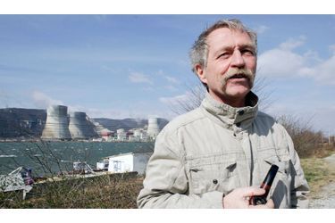 José Bové, posant dimanche devant la centrale de Cruas-Meysse, en Ardèche. Le 11 mars 2011, la Japon a été frappé par un séisme et un tsunami, provoquant un accident nucléaire à Fukushima.