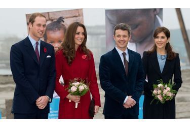 Le duc et la duchesse de Cambridge ont passé la journée de mercredi à Copenhague, où ils ont visité, en compagnie du prince héritier du Danemark, Frederik et de son épouse Mary, un centre d&#039;approvisionnement de l&#039;Unicef, dont les colis sont destinés à l&#039;Afrique de l&#039;Est.