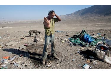 Un homme s’apprête à chercher des matières recyclables à La Chimba, une décharge de plus de 30 hectares à Antofagasta, au Chili. Environ 150 personnes vivant dans une extrême précarité travaillent sur le site, qui fermera prochainement pour permettre la construction d’une usine de recyclage, selon les médias locaux.