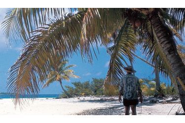 Un homme seul face au Pacifique Brando dans son « uniforme » d’îlien, chemise et short.« Waltzing with Brando», de Bernard Judge, éd. Oro.