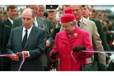 La reine inaugure le tunnel sous la Manche, en compagnie de François Mitterrand, à Calais le 6 mai 1994.