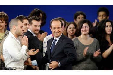 Le candidat socialiste à l’élection présidentielle de 2012, François Hollande, tenait son premier grand meeting au Bourget (Seine Saint-Denis), devant des milliers de militants et des personnalités de la politique et de la culture. Selon le Parti socialiste, 25 000 personnes se sont rassemblées.