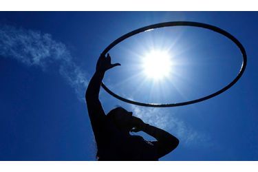 Une jeune fille fait du cerceau sous le soleil du parc Bellevue, près de Wilmington. Des records de températures ont été battus cette semaine de la Floride à la frontière canado-américaine.