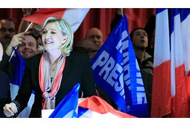 Marine Le Pen s&#039;adressant à ses partisans à Hénin-Beaumont après avoir annoncé qu&#039;elle avait obtenu les 500 parrainages nécessaires à sa candidature à la présidentielle de 2012.
