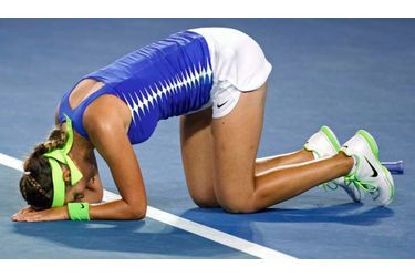 Tombeuse de la tenante du titre, la Belge Kim Clijsters, en demi-finale, Victoria Azarenka, 22 ans, a dominé Maria Sharapova samedi en finale de l'Open d'Australie pour décrocher le premier Majeur de sa carrière. Déjà victorieuse à Sydney en début d'année, la Biélorusse, tombeuse en deux sets (6-3, 6-0) de la Russe, en profite pour se hisser à la première place du classement WTA aux dépens de la Danoise Caroline Wozniacki.