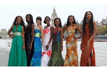 De gauche à droite, Miss Afrique du Sud, Bokang Montjane, Miss Zimbabwe Malaika Mushandu, Miss Namibie Luzaan Van Wyk, Miss Sierra Leone Swadu Beckley, Miss Botswana Karabo Sampson, Miss Liberia Meenakshi Subramani, and Miss Nigeria Chichi Sylvia Nduka.