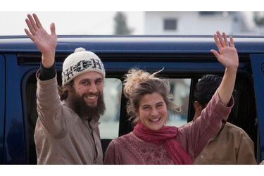Olivier David Och et Daniela Widmer, un couple suisse qui avait été enlevé par les taliban en juillet dernier, saluent les médias venus les accueillir à la base militaire de Rawalpindi, au Pakistan.