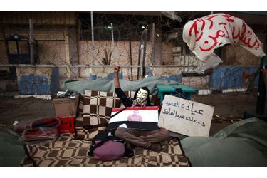 Installé devant les locaux de la télévision d’état égyptienne au Caire, un manifestant caché par un masque du groupe «Anonymous» demande à l’armée de redonner le pouvoir au peuple. Il demande également, comme des milliers d’autres protestataires, une "épuration" des médias, accusés de tout faire pour monter la population contre les manifestants.
