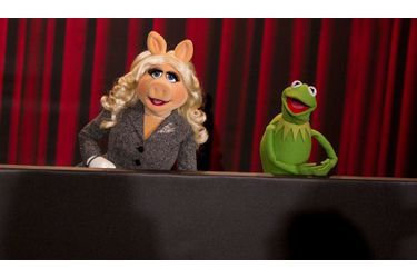 Peggy la cochonne et Kermit la grenouille, lors de leur conférence de presse à Berlin pour la sortie du film "The Muppets".