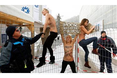 Trois Ukrainiennes du groupe FEMEN ont manifesté devant le poste de contrôle du Forum Economique Mondial (WEF) samedi à Davos en Suisse afin de perturber une rencontre entre patrons de multinationales et politiciens. Les activites ont brandi des pancartes avec les inscriptions «La crise est faite à Davos !» et «Pauvres à cause de vous!».  