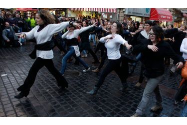 Des Israéliennes investissent les rues de Jérusalem le temps d'un «flash mob» (rassemblement d'un groupe de personnes dans un lieu public) afin de contester contre les religieux qui souhaiteraient imposer la séparations de sexes dans le pays. 