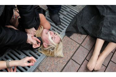 Le 9 décembre 2011, malgré le risque de se faire arrêter par les autorités locales, le Femen était présent lors des manifestations organisées sur la place de la cathédrale du Christ-Sauveur à Moscou. De nombreux Russes sont descendus dans les rues du pays pour dénoncer des élections frauduleuses depuis les législatives du 28 novembre.