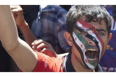 Un protestataire s’est peint les couleurs des drapeaux nationaux du Yémen et de la Syrie sur le visage. Il manifeste dans les rues de Saana contre l’immunité du président sortant Ali Abdullah Saleh.