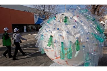 <br />
Des bouteilles en plastique sur un globe gonflable, lors du 6ème Forum mondial de l’eau à Marseille. 