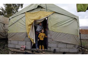 Des réfugiés syriens se sont installés dans un camp près de Zakho, une ville frontalière avec l’Irak. Selon des responsables kurdes, ce camp abrite près de 100 familles syriennes kurdes qui ont fui les combats depuis le soulèvement en Syrie.