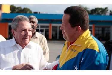Le président vénézuélien Hugo Chavez, opéré le 27 février à Cuba d&#039;un cancer, a annoncé vendredi son retour imminent à Caracas où il devrait briguer en octobre un nouveau mandat à la tête de son pays. Le chantre d&#039;une nouvelle &quot;révolution bolivarienne a subi dans un hôpital de La Havane une intervention chirurgicale pour retirer une tumeur cancéreuse. Sitôt dit, sitôt fait: il a quitté le pays samedi -sur la photo, communiquée par le palais Miraflores, Chavez dit au revoir à son homologue cubain, Raul Castro. Agé de 58 ans, le vénézuélien avait affirmé être &quot;guéri&quot; du cancer l&#039;an passé après s&#039;être fait retirer une tumeur au pelvis et après un traitement par chimiothérapie. Le mois dernier, il avait annoncé qu&#039;il devait retourner à Cuba pour une nouvelle opération visant à retirer une nouvelle tumeur dans la même région de son corps.