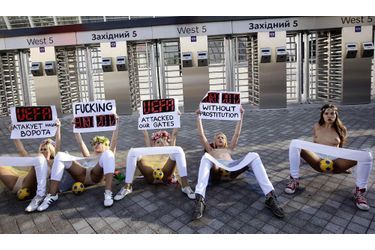 À quelques heures du tirage au sort de l&#039;Euro 2012 qui avait lieu le 2 décembre, des militantes ukrainiennes ont manifesté vendredi pour un Euro «sans prostitution» devant le stade Olympique de Kiev. Femen est devenu un phénomène en Ukraine mais aussi à l&#039;étranger et revendique plus de 300 membres.