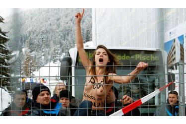 À moitié déshabillées, les jeunes femmes avaient peint des slogans sur leurs corps, sur lesquels on pouvait notamment lire «La fête des gangsters de Davos».