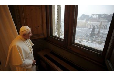 Le pape Benoît XVI admire la place Saint-Pierre recouverte de neige, du palais du Vatican.