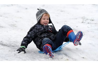 A Londres, les fortes chutes de neige ont permis à ce petit garçon de pratiquer la luge dans la capitale britannique.